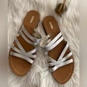 🔴 Louise et Cie Women’s silver leather strappy sandals SZ 10/41M